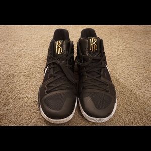 Kyrie 3 basketball shoes